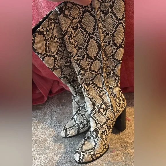 Kenneth Cole Boots Black and Cream Snake Skin - Picture 1 of 3